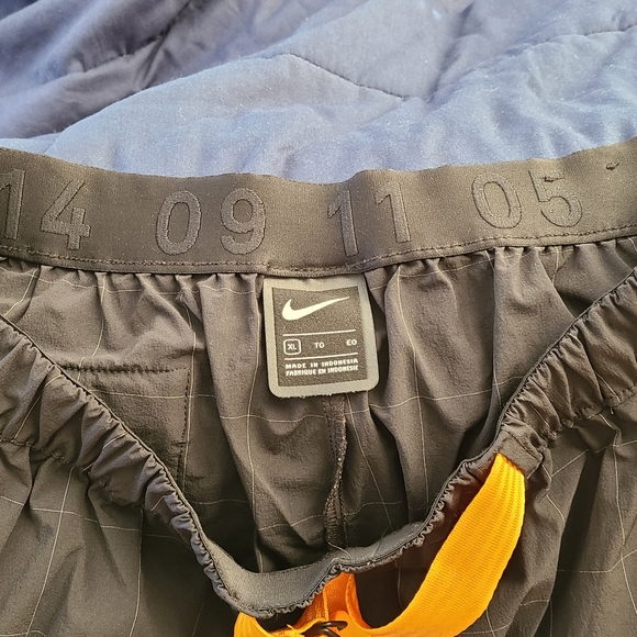 Nike tech shorts - Picture 2 of 4